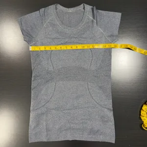 Women’s Lululemon Heathered Slate Swiftly Tech Hip Length Crew Neck Tee Size 6 thumbnail 5