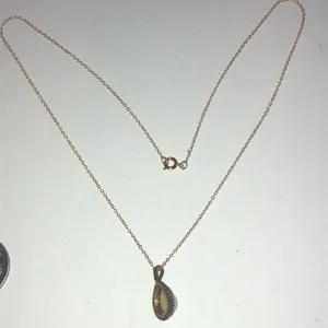 Vintage Gold Filled White Iridescent Flakes Dainty Teardrop Necklace thumbnail 5