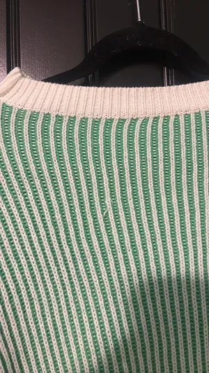 green sweater Size M thumbnail 2