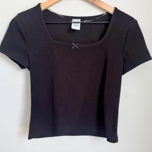 No Boundaries Black Cropped Top Short Sleeve Basic NoBo Cute Casual Crop Shirt thumbnail 1