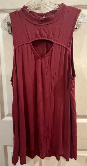torrid Burgundy Keyhole Mock-Neck Sleeveless Tank thumbnail 1