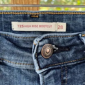 Levi’s Women's 725 High-Rise Bootcut Jeans Medium Wash Size 28/30 thumbnail 5