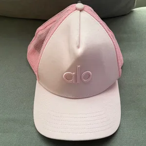 Alo Yoga District Trucker Hat Powder Pink thumbnail 2