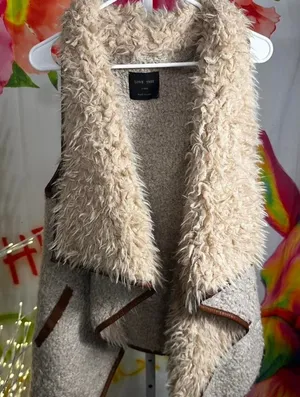 E13. Love Tree cream faux fur vest Size L thumbnail 1