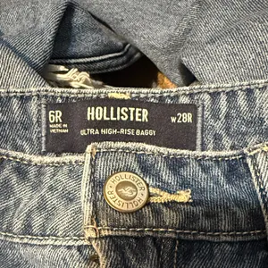 Hollister Medium Wash Distressed Ultra High Rise Baggy Jeans Size 6/28 thumbnail 4