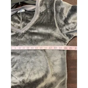 UGG Women’s Sz L Long Sleeve V-Neck Fleece Pullover Sweatshirt thumbnail 4