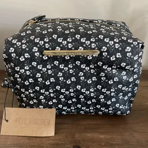 NWT‎ Steve Madden Black and White Floral Cosmetic Bag thumbnail 1
