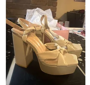 Berness Beige Platform Block Heels Size 7.5 thumbnail 5