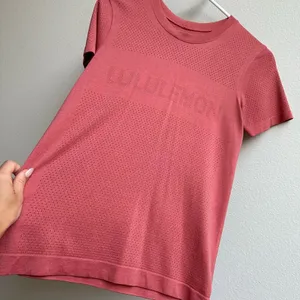 Lululemon Shirt Women's 6 Pink Coral Breeze By Top Short Sleeve Seamless Logo thumbnail 2