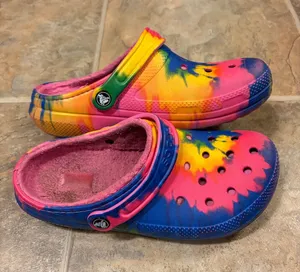 CROCS Womens 8 Tie-Dye Lined Clog in Pink Yellow Blue thumbnail 1