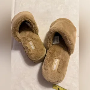 NWT MUK LUKS faux fur platform slipper, size medium (9-10) thumbnail 4