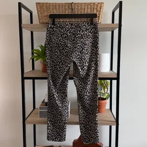 Banana Republic Mid-Rise Sloan Leopard Jacquard Ankle Woven Career Dress Pant 6 thumbnail 4