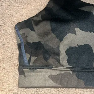Athleta Run Free Asymmetrical Strappy‎ Sports Bra Deep Leaf Camo Medium thumbnail 4