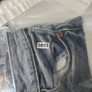 893 | H&M Divided High Waisted Relaxed Mom Jeans‎ Light Wash Blue Womens 2 thumbnail 8