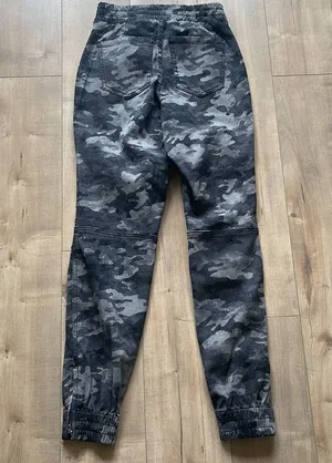 NEW Spanx Blackwash Camo Stretch Twill Cargo Jogger Pants Sz XS thumbnail 7