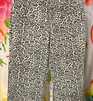 J51. Vigoss leopard print highrise jeans Size 29 thumbnail 1