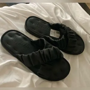 Black Crisscross Slip Ons Size 7 thumbnail 8