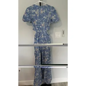 Wayf Plaza Floral Cut-Out Tiered Maxi Dress Size Small Blue and White thumbnail 10