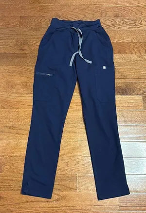 FIGS technical collection Kade Cargo Scrub Pants for Women thumbnail 2