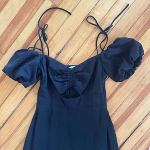 ASTR the Label Aleda Off-the Shoulder Midi Dress in Black Size S thumbnail 4