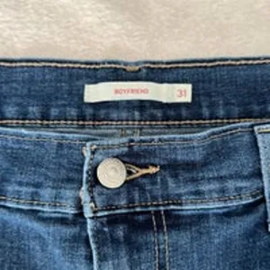 Levi's Women’s Mid Rise Boyfriend Denim Medium Wash Jeans‎ Size 31 thumbnail 6