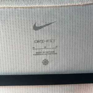 ✨NEW✨ White Nike Athletic Top! thumbnail 3