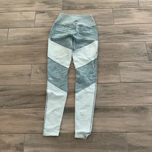 Alo yoga green workout leggings thumbnail 4