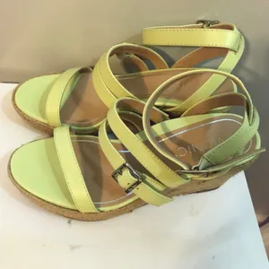 Vionic Sabina wedge-heel platform sandals in pale lime green leather, like new! thumbnail 8