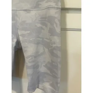 Lululemon wonder under Biker Shorts Grey Camo 10 Inch Inseam Womens Size 8 thumbnail 3