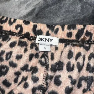 DKNY Leopard Print Plush Lounge Pants‎ Size S Soft Drawstring Pockets Y2K thumbnail 4