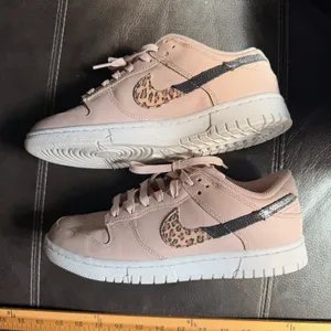 Nike Dunk SE Low Primal Pink Sneakers Animal Print Metallic Swoosh DD7099-200 thumbnail 4