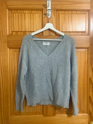 Old Navy Size XS Grey V-Neck Sweater thumbnail 2