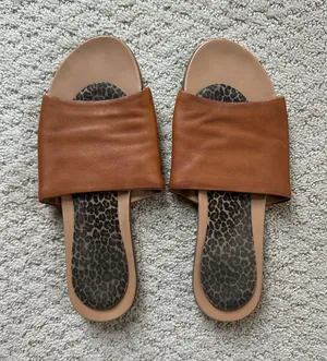 Steve Madden Women’s Tan Slide Sandals thumbnail 1