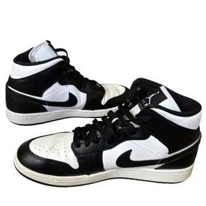 Nike Air Jordan 1‎ Mid Shoes Women's Sz 9.5 White Black Panda DV0991-101 thumbnail 4