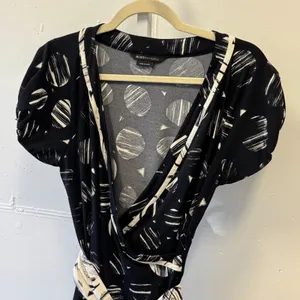 BCBGMAXAZRIA Black White Abstract Print Faux Wrap Dress Puff Sleeve V-Neck 034‎ thumbnail 3