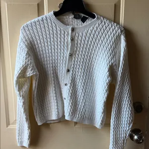 Elegant White Button thumbnail 1