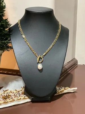 Gold Pearl Pendant Necklace thumbnail 2