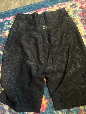 Beyond yoga Women's High-Waist Black Textured Bike Shorts thumbnail 7