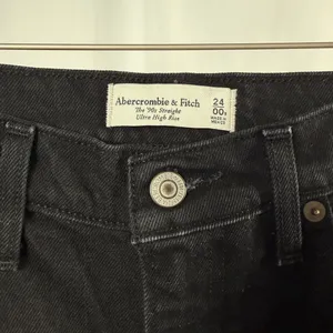 Abercrombie & Fitch Ultra High‎ Rise 90s Straight Jean in Black Size 24 or 00 thumbnail 7