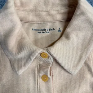 Abercrombie & Fitch Collared Ribbed Knit Sleeveless Polo Size Small thumbnail 4