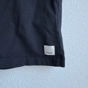 Vuori Women's Size XS / Small Fitted Tee Casual Athleisure Black Cotton thumbnail 2