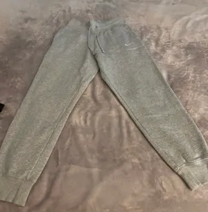 Woman’s grey Nike sweatpants size s peite in great condition thumbnail 1