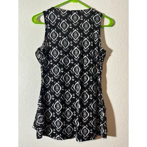 White House Black Market Size XS Scoop Neck Black White Tribal Southwestern Top thumbnail 3