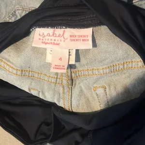 Isabel Maternity Over Belly MIDI Maternity Light Wash Jean Shorts Size 4 thumbnail 3