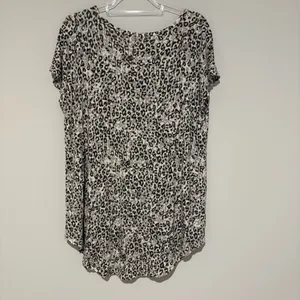 Maurice’s 24/7 Comfort animal print top grey and‎ White size XL thumbnail 2