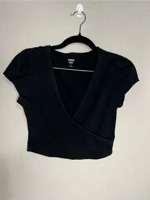 Sunday Best Aritzia Black Faux Wrap Cropped V-Neck Short‎ Sleeve Top thumbnail 2