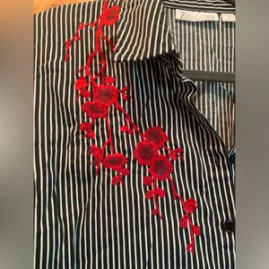 7th Avenue New York & Co. B&W blouse with red embroidery. Size Large thumbnail 2