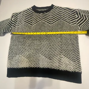100% Acrylic Sweater. Womens. Small. Black & White Chevron. Fluffy Soft Texture. thumbnail 6
