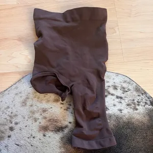 SKIMS Solution Short Exposed Shape wear in Cocoa Size‎ S-M thumbnail 2