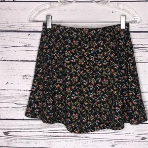 Forever 21 NWT Size S Floral Print A-Line Mini Skirt thumbnail 2